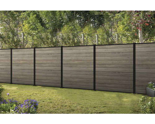 Záhradný plot z drevených prvkov s kovovými stĺpikmi v exteriéri