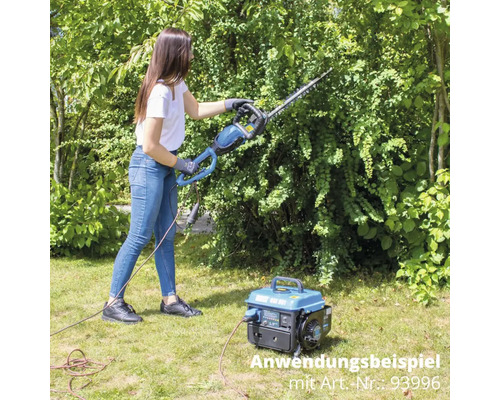 Žena strihá živý plot nožnicami na živý plot pripojenými k elektrickému generátoru