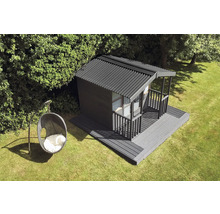 Záhrada so záhradným domčekom a závesným košíkovým kreslom