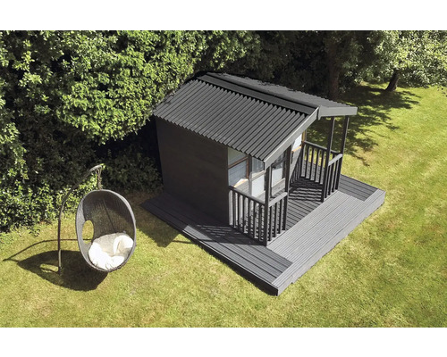 Záhrada so záhradným domčekom a závesným košíkovým kreslom