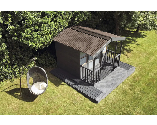 Záhradný domček s terasou a závesné kreslo na trávniku