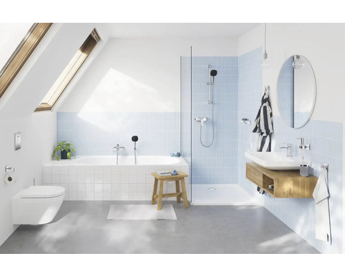 Svetlá kúpeľňa s vaňou, sprchou, umývadlom a strešným oknom