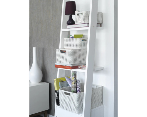 Biela policová skriňa s bielymi úložnými košmi pre uprataný domov.