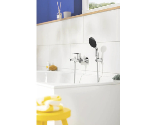 Fotografia kúpeľne s vaňovou batériou a ručnou sprchou na vani