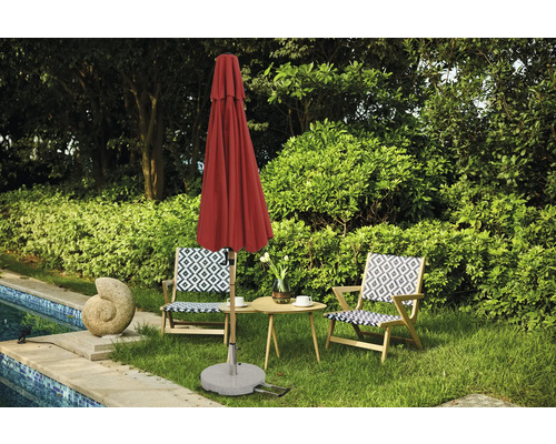 Záhradná scéna so zatvoreným slnečníkom, záhradným stolom a dvoma stoličkami