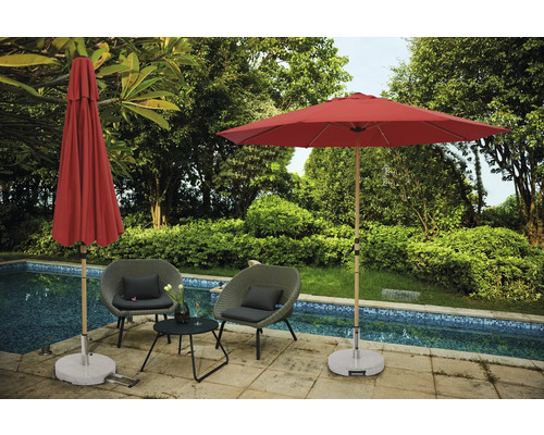 Scéna s dvoma záhradnými kreslami, malým stolom, otvoreným a zatvoreným slnečníkom vedľa bazéna