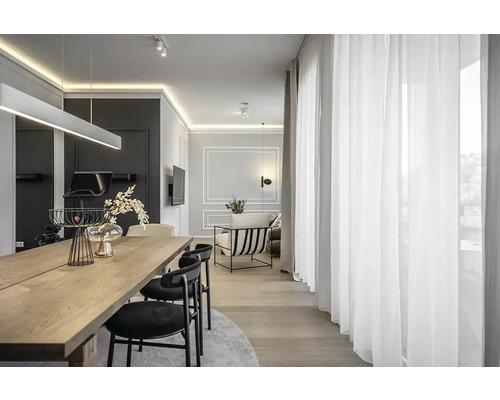 Interiér s jedálenským stolom, stoličkami a závesmi