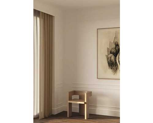 Svetlá miestnosť so závesmi, umeleckým dielom a modernou drevenou stoličkou