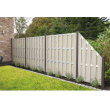 Záhradný plot z plastových prvkov a kovových upevnení v záhrade