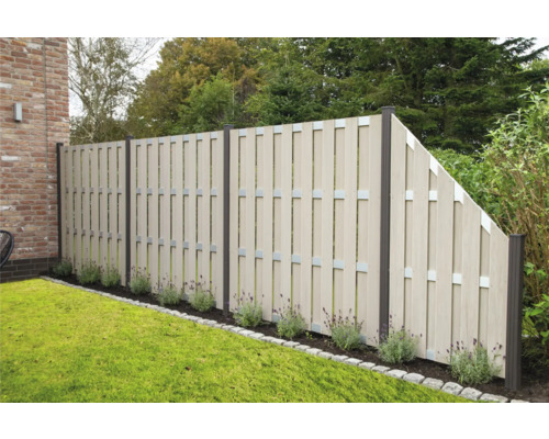 Záhradný plot z plastových prvkov a kovových upevnení v záhrade