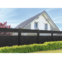 Hliníkový plot s ozdobnými vložkami pred domom