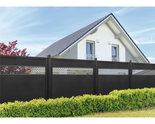 Hliníkový plot s ozdobnými vložkami pred domom