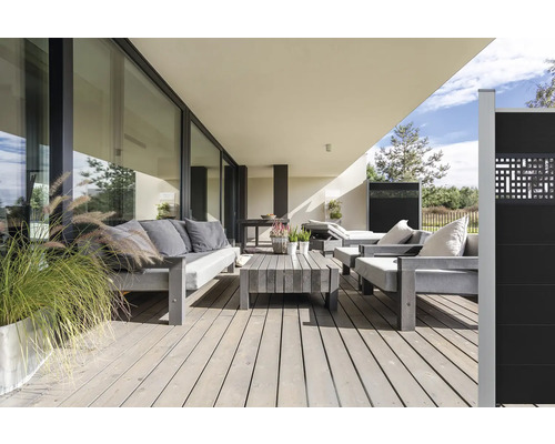 Terasa s drevenou terasou, posedením a zástenou