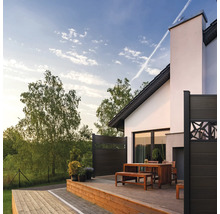 Terasa s drevenou podlahou, jedálenským stolom a zástenou