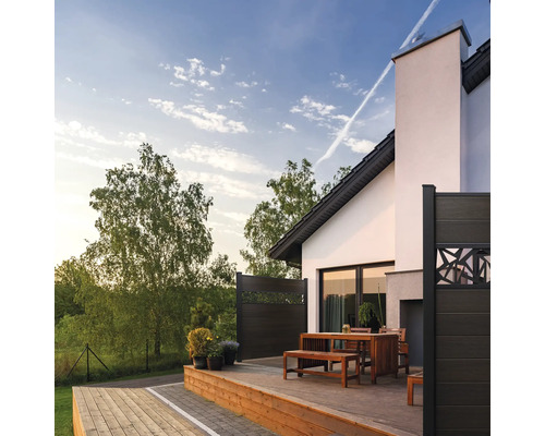 Terasa s drevenou podlahou, jedálenským stolom a zástenou