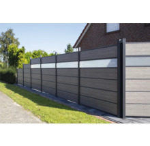 Zástena s presklenými prvkami a moderným vzhľadom na vymedzenie pozemku.