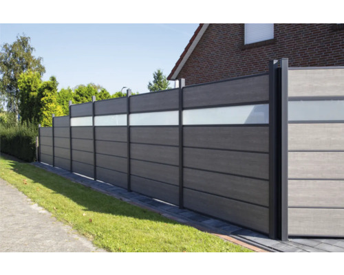 Zástena s presklenými prvkami a moderným vzhľadom na vymedzenie pozemku.