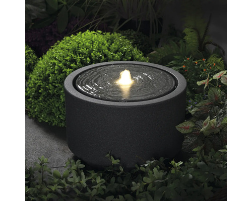 Záhradná fontána s vodotryskom v okrúhlom prevedení