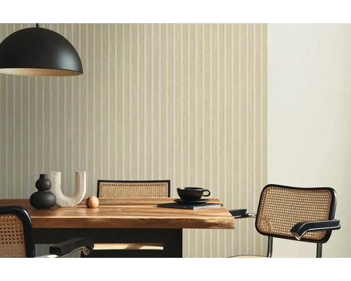 Jedáleň s pruhovanou tapetou, dreveným stolom a stoličkami s ratanovým výpletom