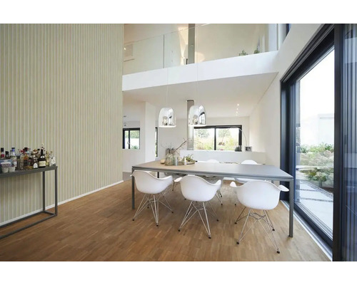 Svetlá obývacia izba s jedálenským stolom, stoličkami a veľkým oknom