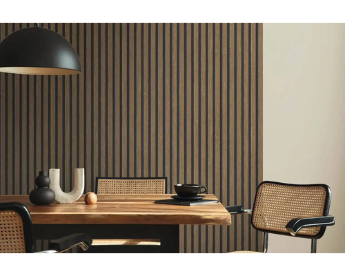 Jedáleň s obkladovými panelmi, jedálenským stolom a stoličkami