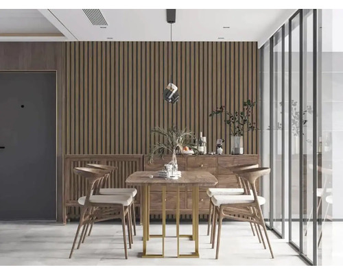 Jedáleň s dreveným stolom a drevenými stoličkami vo svetlej miestnosti.