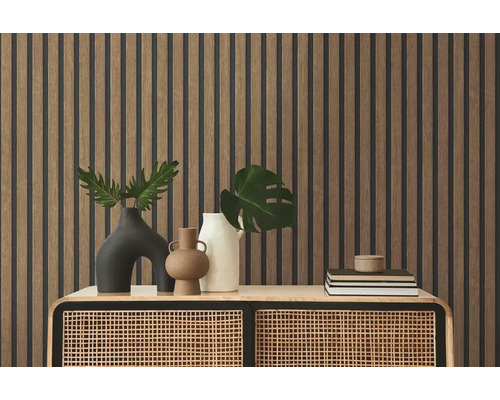 Dekoratívna nástenná dekorácia s drevenými panelmi a štýlovou komodou