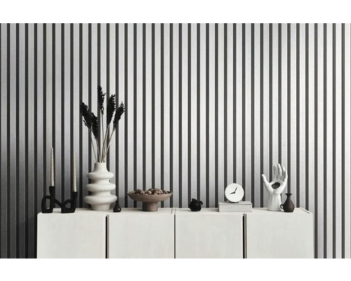 Dekoratívny dizajn stien s vertikálne pruhovanou tapetou v interiéri.