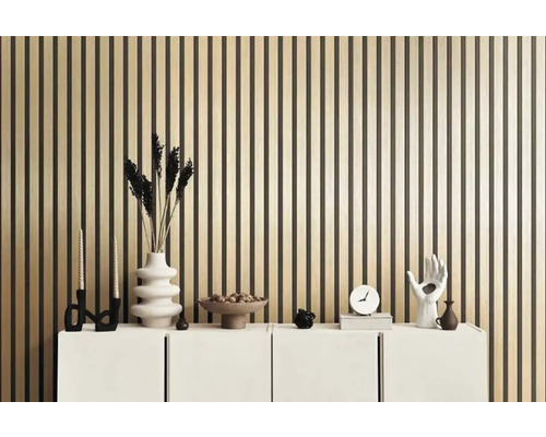 Scéna s dreveným obkladom, príborníkom a dekoráciou