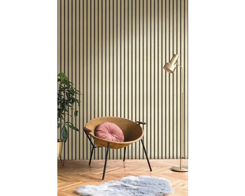 Pohľad na miestnosť s lamelovou stenou, kreslom a stojacou lampou pre útulnú atmosféru