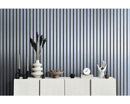 Obývacia izba s obkladovou stenou, príborníkom a dekoráciami