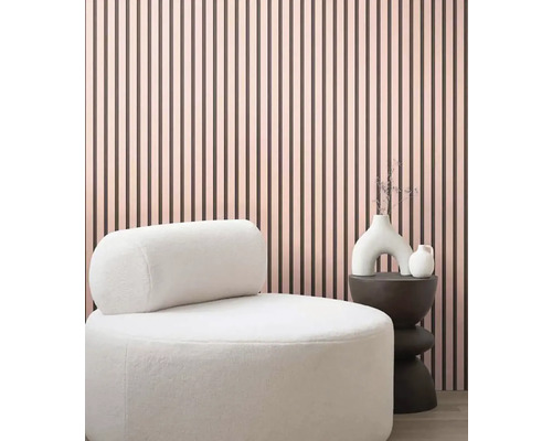 Interiérový pohľad s kreslom, odkladacím stolíkom a stenovými panelmi