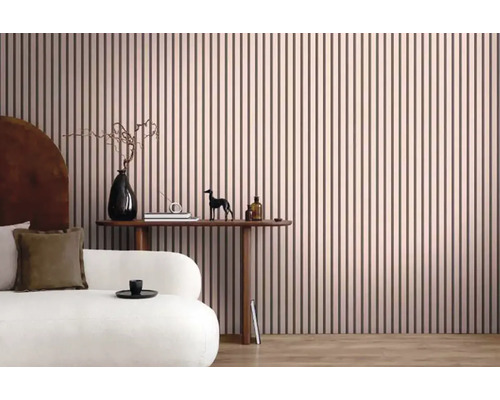 Interiér s pruhovanou stenou, pohovkou a dekoráciami na stole