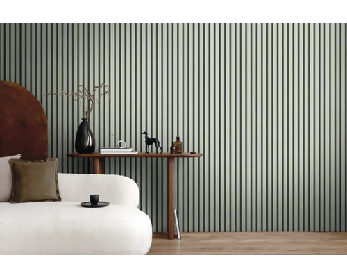 Obývacia izba s pohovkou, stolom a pruhovanou tapetou