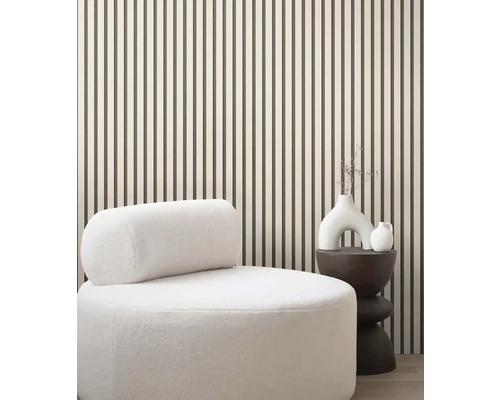 Interiérová scéna s kreslom, odkladacím stolíkom a obkladom stien.