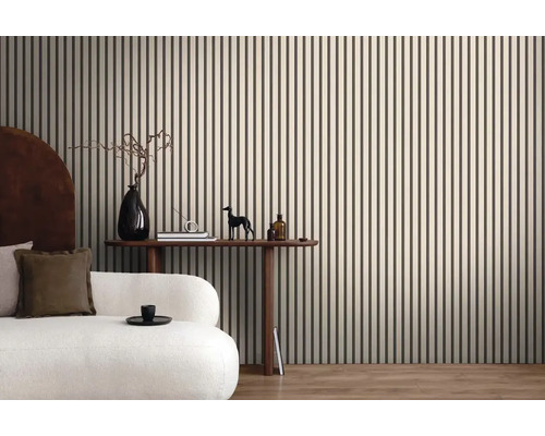 Obývacia izba s nástennými panelmi so vzorom prúžkov, pohovkou a dekoráciou