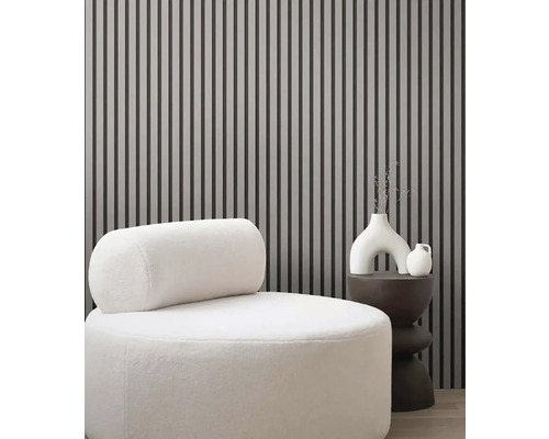 Scéna s kreslom, odkladacím stolíkom a obložením stien