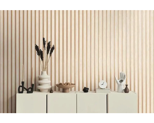 Dekoratívny interiér s dreveným obložením, príborníkom a rôznymi dekoratívnymi predmetmi.