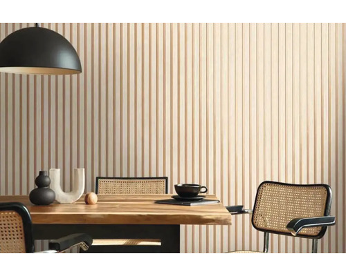 Jedáleň s dreveným stolom, stoličkami a stenovými panelmi