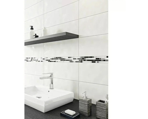 Svetlá kúpeľňa s umývadlom, vodovodnou batériou, poličkou a bielymi obkladmi