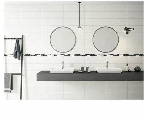 Svetlá kúpeľňa s bielymi dlaždicami, umývadlami a okrúhlymi zrkadlami