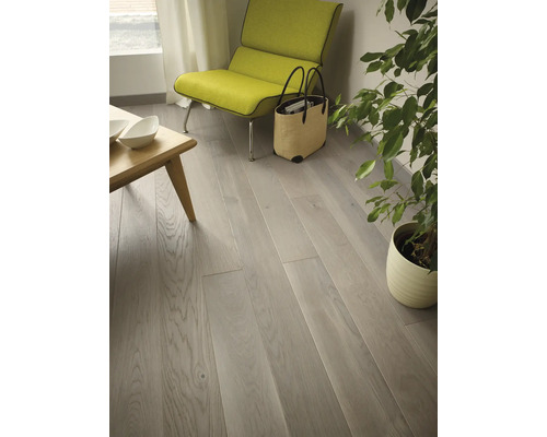 Interiérová scéna s drevenou podlahou, stoličkou a izbovou rastlinou