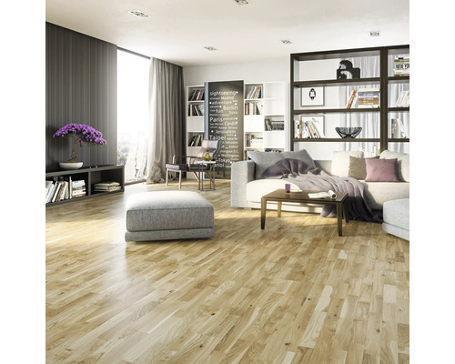 Svetlá obývacia izba s drevenou podlahou, gaučom, knižnicou a dekoráciami