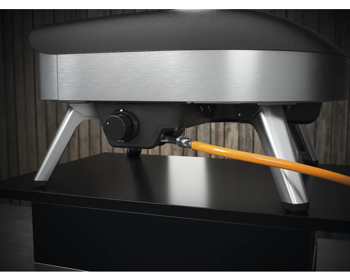 Detailný pohľad na plynovú pec na pizzu na stole