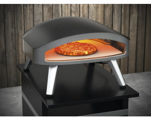 Pizza pec s pizzou vnútri na stole