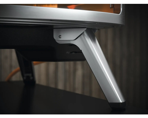 Detailný pohľad na pizza pec so striebornými kovovými nohami