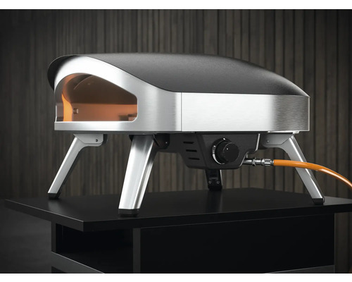 Pizza pec z nehrdzavejúcej ocele a ocele na stole