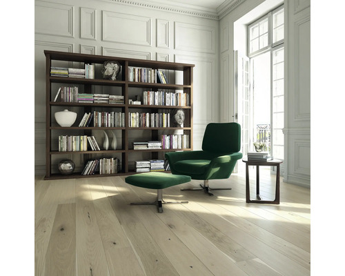 Obývacia izba s knižnicou, kreslom a podnožkou