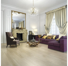 Elegantná obývacia izba s krbom, zrkadlom, krištáľovým lustrom, pohovkou a kreslom