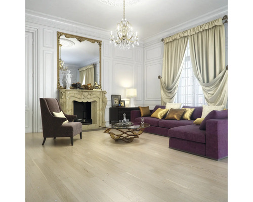 Elegantná obývacia izba s krbom, zrkadlom, krištáľovým lustrom, pohovkou a kreslom